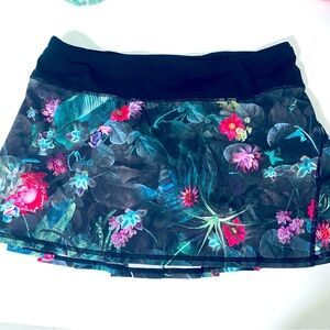 lululemon pace setter skirt skort rare secret garden print. Size 6